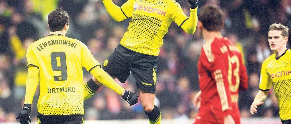 Wir kriegen euch noch. Dortmunds Mario Götze (Mitte) bejubelt sein Tor in München. Foto: dpa