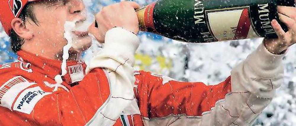 Entkorkt. Kimi Räikkönen, hier 2007 bei seinem Sieg in Sao Paulo, kann nicht von der Formel 1 lassen. Foto: dapd