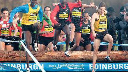 Ungewohntes Bild. Kenenisa Bekele (Zweiter von rechts) läuft hinterher. Foto: AFP