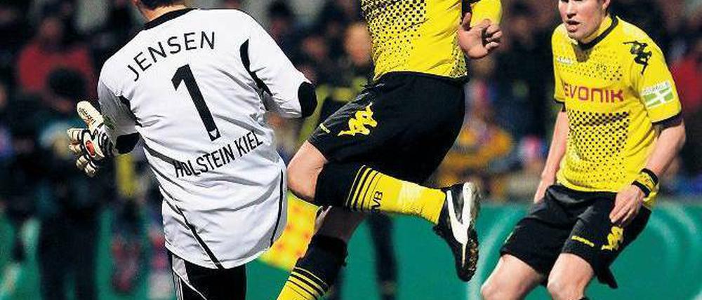 Primaballerina. Dortmunds Lucas Barrios (M.) erzielt den dritten Treffer seiner Mannschaft. Foto: dapd