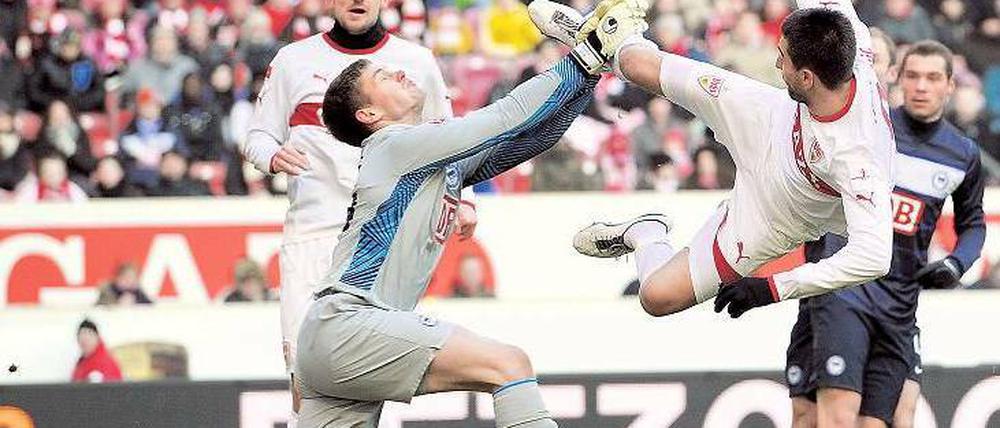 Gegen die Regel. Obwohl Vedad Ibisevic Herthas Torhüter Thomas Kraft fast ins Gesicht springt, zählt das Tor für den VfB. Foto: dapd