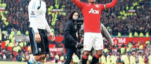 Gelebte Feindschaft. Liverpools Luis Suarez (l.) soll Manchester Uniteds Patrice Evra rassistisch beleidigt haben. Foto: dapd
