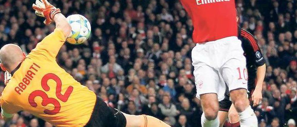 Zu schön, um rein zu gehen. Arsenals Kapitän Robin van Persie wollte den Ball beim Stand von 3:0 über Mailands Torhüter Christian Abbiati heben – und scheiterte. Es sollte die letzte große Chance für die Londoner an diesem Abend bleiben. Foto: Reuters