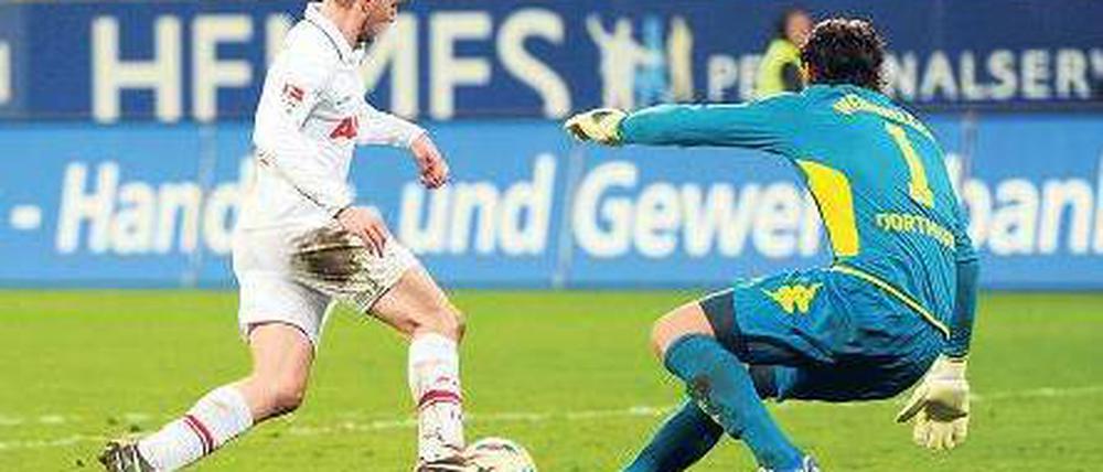 Augsburg kann auch offensiv. Stürmer Stephan Hain taucht vor dem Dortmunder Torhüter Roman Weidenfeller auf. Foto: dpa