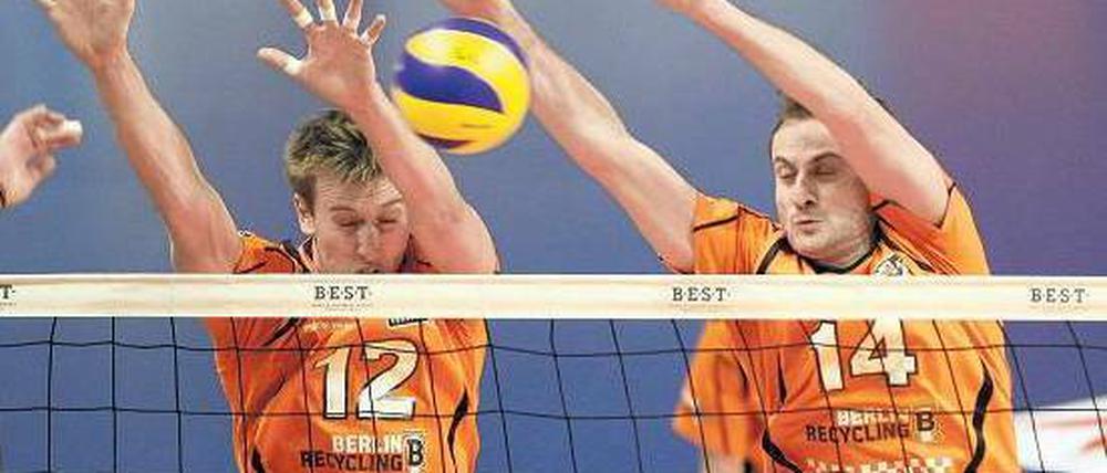 Augen zu und Hände hoch. Die Berliner Paul Carroll (links) und Tomas Kmet versuchen, einen Ball abzublocken. Foto: Harald Ottke