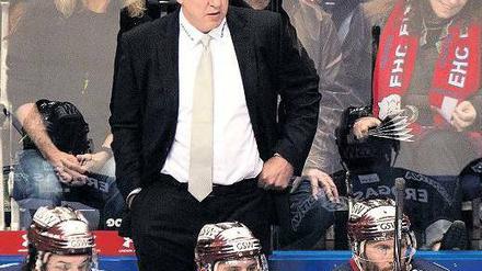 Da schweigt der Boss. Sichtlich irritiert verfolgt Trainer Don Jackson das Spiel seiner Eisbären gegen Straubing. Foto: dpa