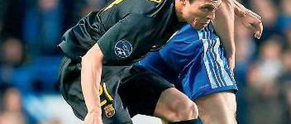 Obenauf. Chelseas Ivanovic springt höher als Gegenspieler Adriano. Foto: dapd