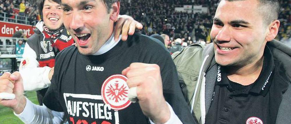Und ewig jubelt der Oka. Frankfurts Torwart Nikolov (Mitte), seit 21 Jahren im Klub, feiert mit den Fans seinen vierten Aufstieg. Foto: dapd