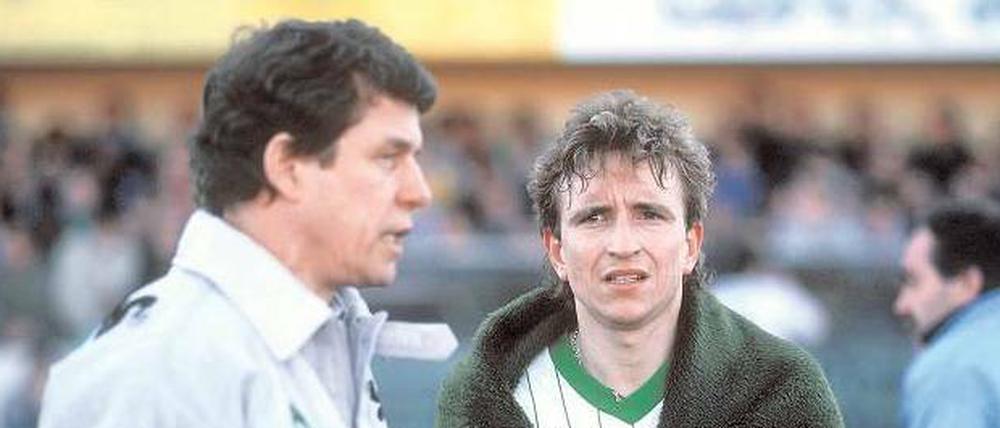 Heimspiel, Meier? Trainer Otto Rehhagel (links) ließ Norbert Meier bei Werder Bremen oft nur im eigenen Stadion länger mitspielen. 