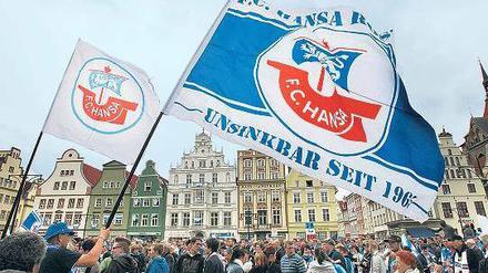 Unsinkbar? Hansa-Fans, Vereins- und Mannschaftsmitglieder demonstrierten am vergangenen Mittwoch vor Beginn der entscheidenden Bürgerschaftssitzung vor dem Rostocker Rathaus für den Erhalt des FC Hansa Rostock. 