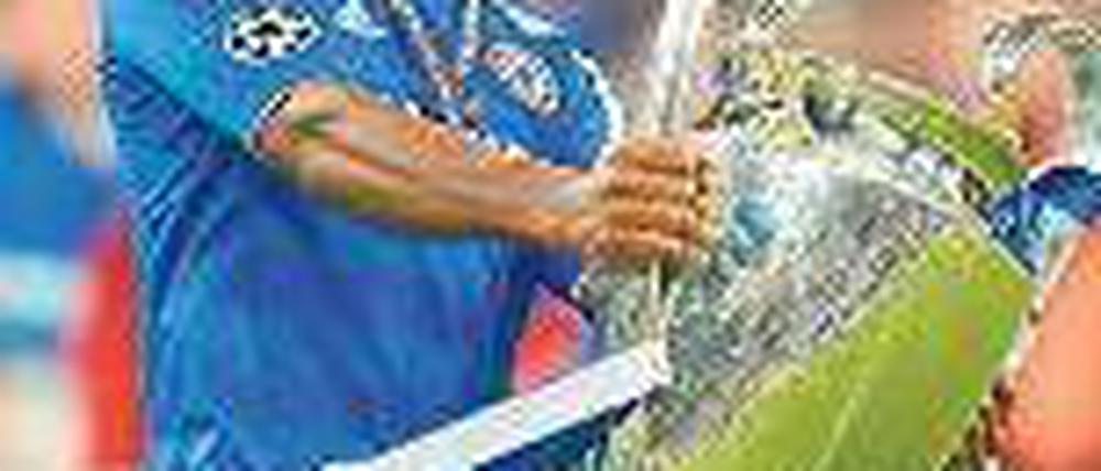 Tänzchen mit Vase. Didier Drogba ist mit Chelsea endlich am Ziel. Foto: dpa