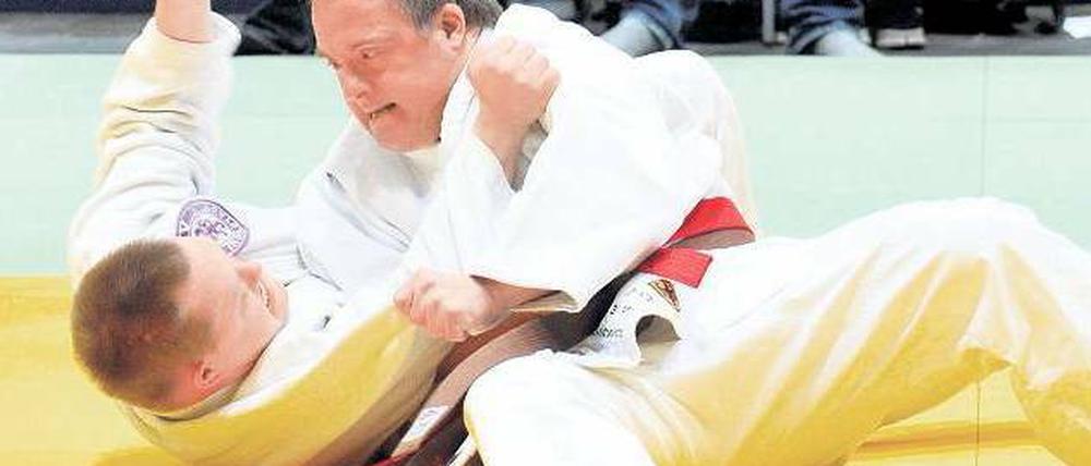 Kein Pardon. Judoka Daniel Herdrich (r.) kämpft seinen Widersacher Markus Schreiner bei den Special Olympics zu Boden. Foto: dpa
