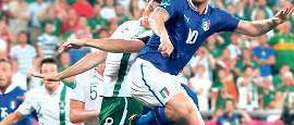 Gleich ist er drin. Antonio Cassano köpft den Ball zum 1:0 für Italien ins Tor, Irlands Keith Andrews kann es nicht verhindern. Foto: Reuters