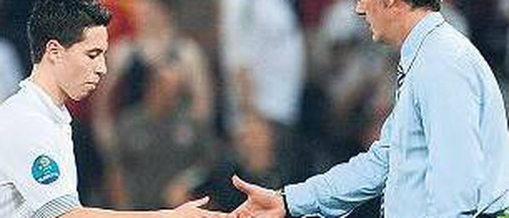Handschlag im Zorn. Samir Nasri (links, mit Trainer Blanc) sorgte nach dem Aus Frankreichs für einen Eklat. Foto: dpa