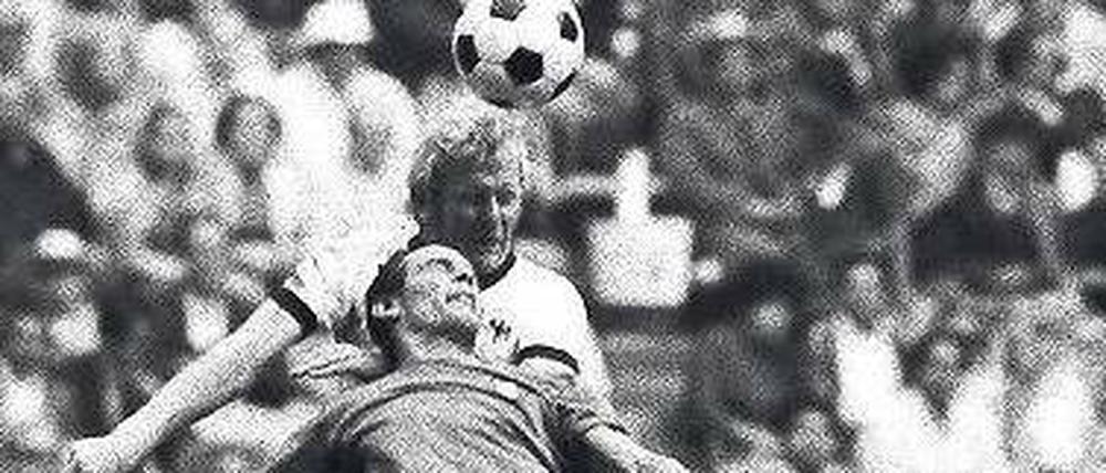 1970 gewinnt Karl-Heinz Schnellinger das Kopfballduell.