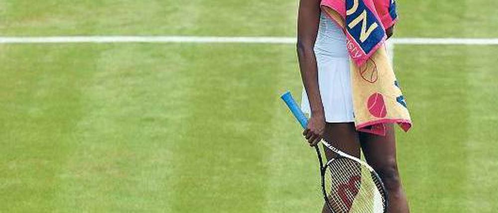 Das war’s dann schon wieder. In Wimbledon verlor Venus Williams ihr erstes Spiel gegen die Russin Jelena Wesnina 1:6 und 3:6. Trotz ihrer zuletzt vielen enttäuschenden Auftritte und ihrer Krankheit will sie ihre Karriere fortsetzen. Foto: dpa