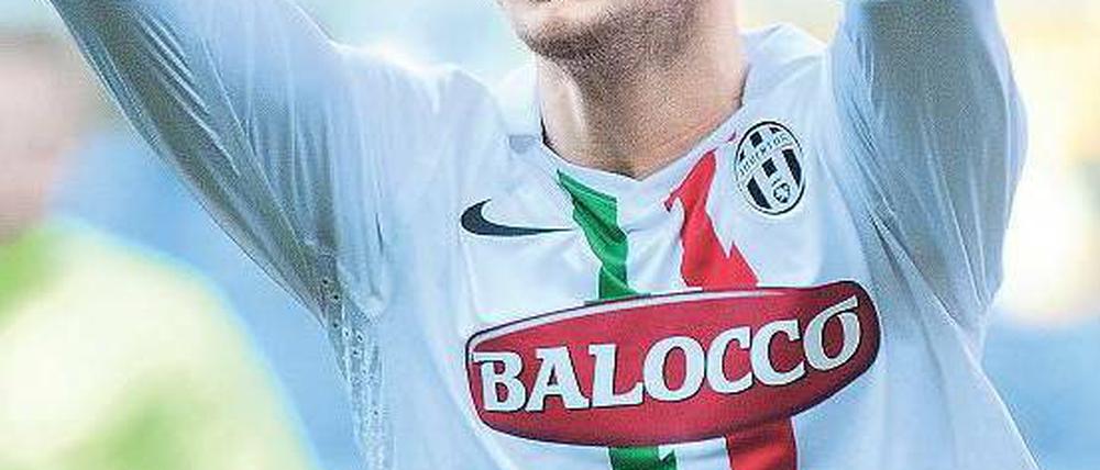 Griff an den Kopf. Leonardo Bonucci ist im Wettskandal angeklagt. Heute spielt er mit Juventus Turin im Olympiastadion. Foto: dpa