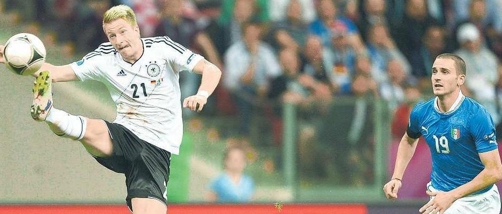 Der große Sprung. Bundestrainer Joachim Löw traut dem Dortmunder Marco Reus in den nächsten Jahren eine herausragende Entwicklung zu. Foto: dapd