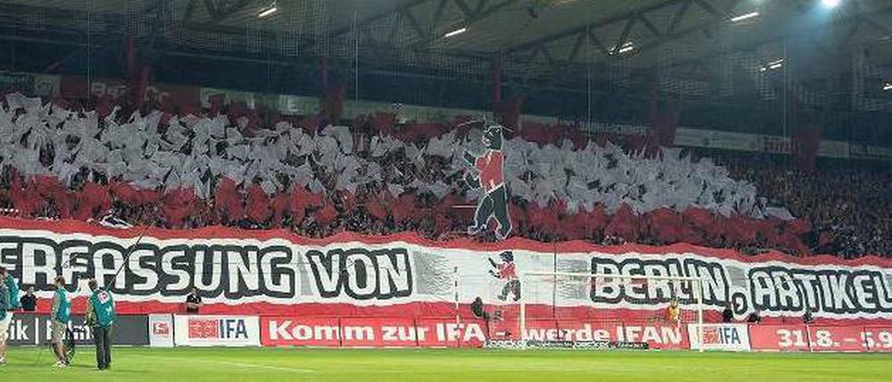 Vom Stadtmeister zum Choreomeister. Die Fans von Union Berlin hatten auf ihren Spruchbändern einige Nickligkeiten für die Hertha-Fans parat. 