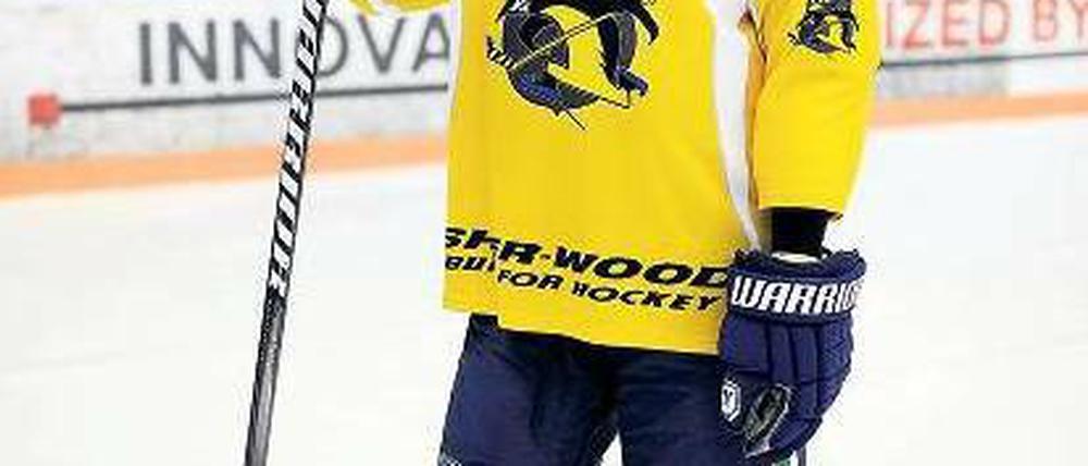 Ich möchte ein Pinguin sein. Weil die NHL pausiert, will Christian Ehrhoff für seinen Heiumatklub Krefeld spielen. Foto: dapd