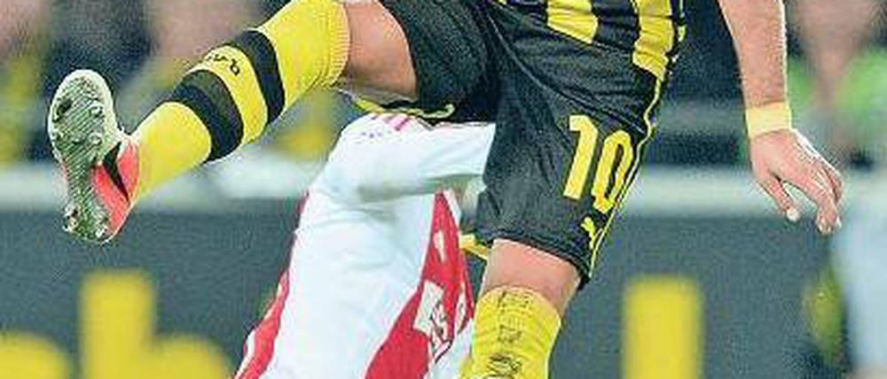 Höhenflug. Der Dortmunder Mario Götze bei einem wuchtigen Kopfball. Das Tor für Dortmund erzielte allerdings sein Teamkollege Robert Lewandowski. Foto: dpa