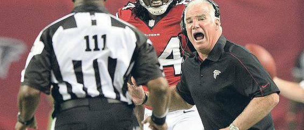 Das kann doch nicht dein Ernst sein. Mike Smith, Coach der Atlanta Falcons, echauffiert sich ob der Schiedsrichter-Leistungen an den ersten zwei NFL-Spieltagen. Foto: dpa