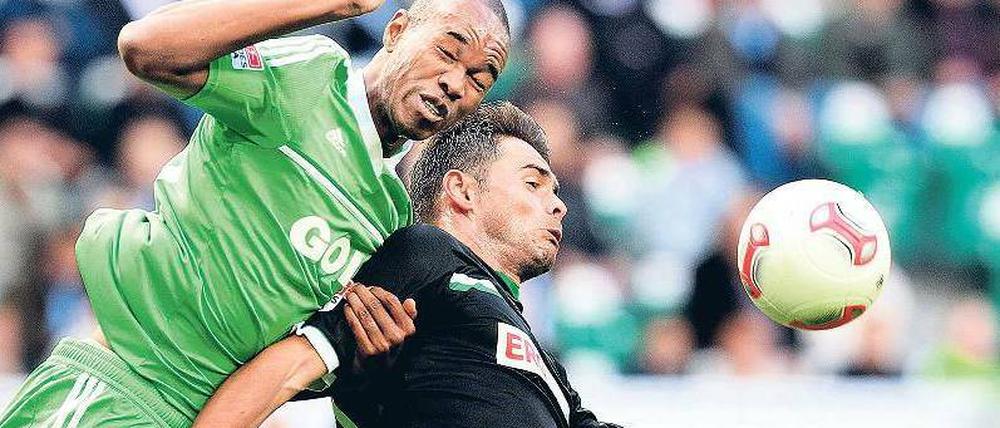 Krampf statt Kunst. Wie hier im Zweikampf des Wolfsburgers Naldo gegen Edu sah es häufiger aus. Vor allem der VfL enttäuschte.