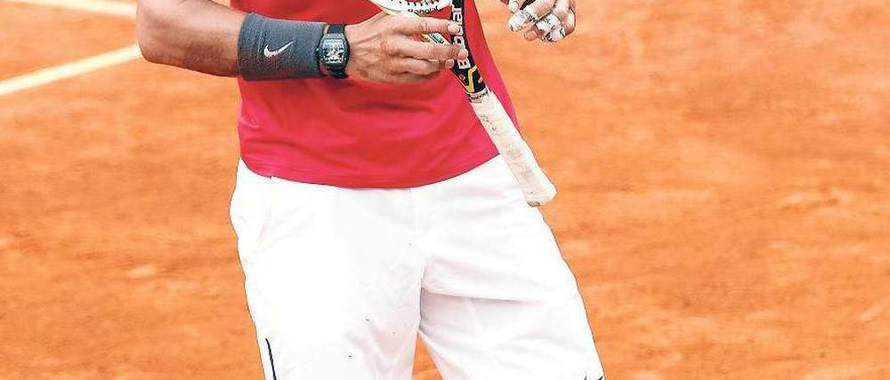 Schmerz lass nach. Auf dem roten Sand der French Open quälte sich Rafael Nadal in diesem Jahr noch zum Turniersieg – danach streikte sein Körper endgültig. Foto: AFP