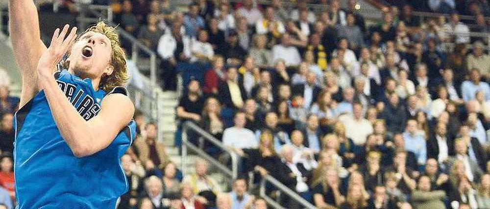Huch, daneben. Dirk Nowitzki von den Dallas Mavericks hatte beim Spiel gegen Alba Berlin nicht seinen besten Tag und vergab selbst einfache Korbleger. Foto: AFP
