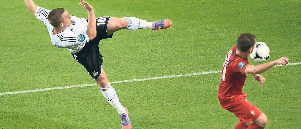 Letzter Kick. Nach dem Wechsel zum FC Arsenal muss Podolski zeigen, dass er auch in einem Spitzenklub mithalten kann. Foto: AFP
