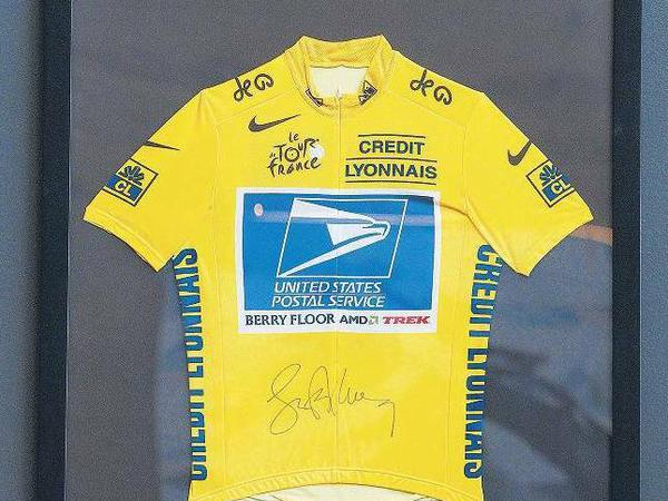 Blasses Gelb. Morgen wird entschieden, ob Lance Armstrong seine sieben Siegertrikots der Tour de France zurückgeben muss. Noch hängen die Trophäen in seiner Stiftung.