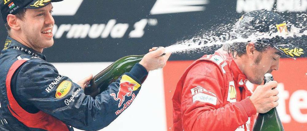 Kalte Dusche. Einst hatte Ferrari-Pilot Alonso (r.) 44 WM-Punkte Vorsprung, nun liegt er 13 Zähler hinter Vettel. Foto: dapd