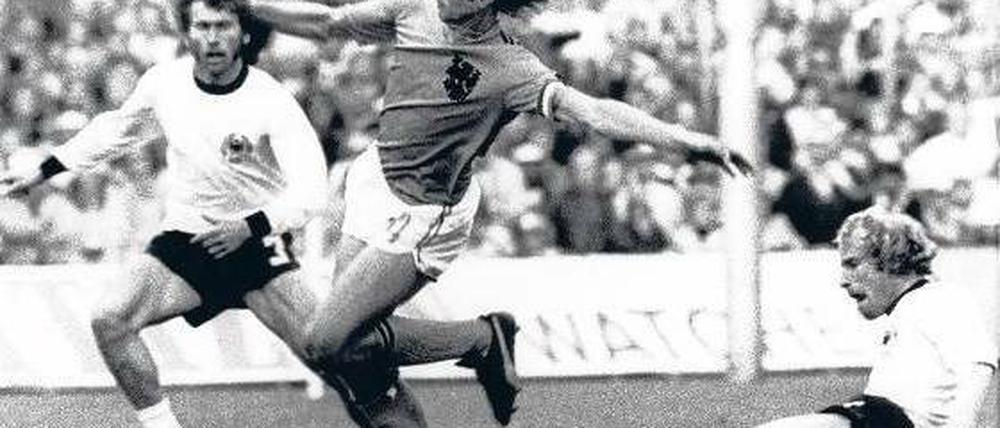 Der König wankt. Hollands Johan Cruyff hatte beim WM-Finale 1974 keinen leichten Stand gegen Berti Vogts (re.). Foto: dpa