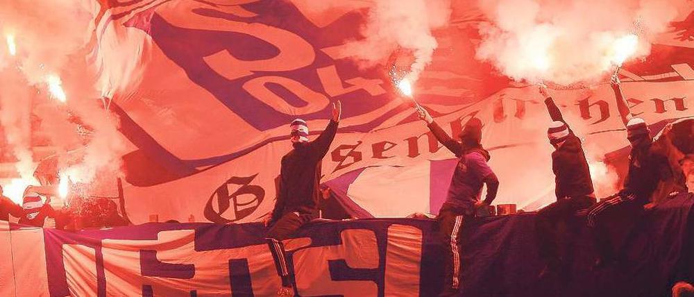 Suche nach Erleuchtung. Schalker Fans brannten reichlich Pyrotechnik ab – wie am Tag zuvor schon HSV-Anhänger. Foto: dapd