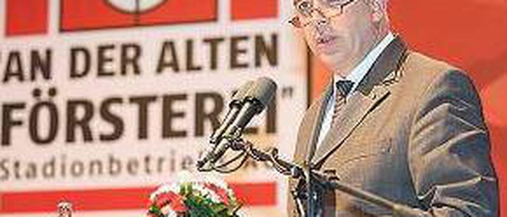 Brille auf. Union-Präsident Dirk Zingler blickt nach vorn. Foto: Matthias Koch