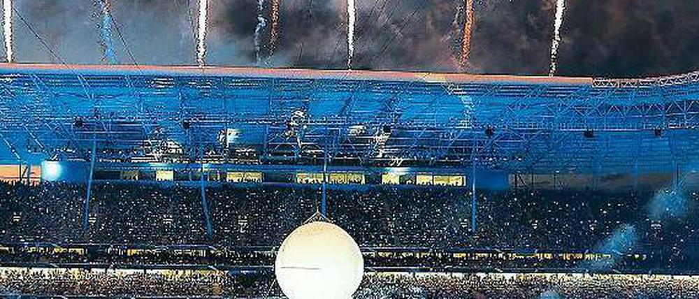 Ein Meer aus Licht und Farben. Bei der Stadioneröffnung von Porto Alegre wurde mit Spezialeffekten nicht gegeizt. Foto: AFP