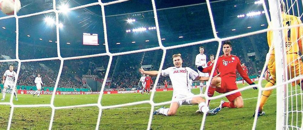 Auf den Knien. Mario Gomez (rechts) erzielt irgendwie das 1:0 für Bayern München und ebnet den Weg ins Viertelfinale.Foto: Reuters