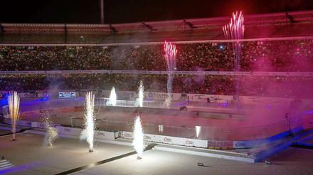 Spiel mit Zukunft. Vor der europäischen Rekordkulisse von 50 000 Zuschauern spielten Ice Tigers und Eisbären am Samstag ihr Winter Game im Nürnberger Fußballstadion. Hinterher gab es dann auch noch ein Feuerwerk.