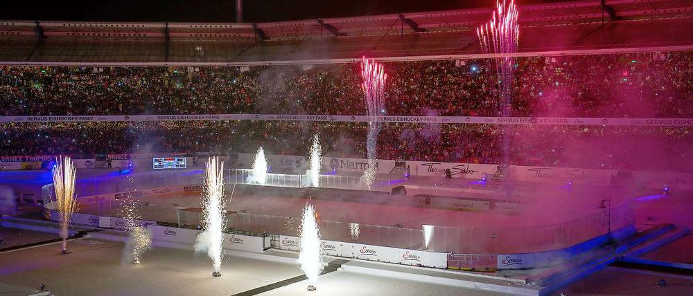 Spiel mit Zukunft. Vor der europäischen Rekordkulisse von 50 000 Zuschauern spielten Ice Tigers und Eisbären am Samstag ihr Winter Game im Nürnberger Fußballstadion. Hinterher gab es dann auch noch ein Feuerwerk.
