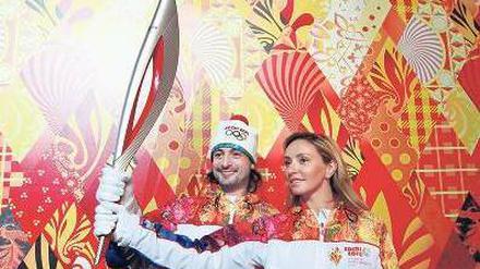 Federleicht. Die russischen Eistänzer Tatjana Nawka und Ilja Awerbuch präsentieren in Moskau die olympische Fackel.