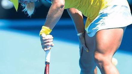 Belastet im Achtelfinale. Angelique Kerber trat mit einer Rückenverletzung an und konnte dieses Handicap gegen die Russin Jekaterina Makarowa nicht wettmachen. Foto: AFP