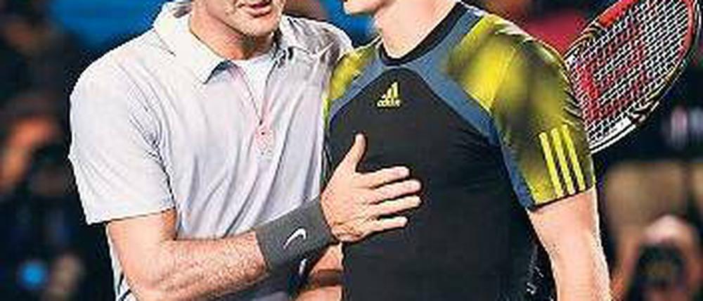 Verdienter Sieger. Federer (l.) musste Murrays Überlegenheit anerkennen. Foto: Reuters