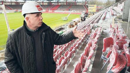 Ein Mann und seine Tribüne. Unions Präsident Dirk Zingler begutachtet die Sitze des neuen Stadionteils, der heute eingeweiht werden soll.