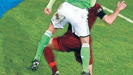Per Kopf ins Glück. Ivica Olic (Nummer 11) brachte Wolfsburg in Führung. Foto: Reuters