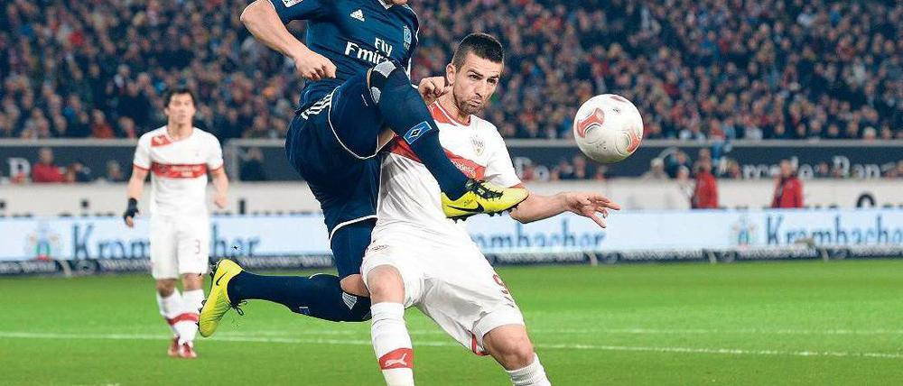 Sprung nach vorn. Jeffrey Bruma (l.) und der HSV stehen nach dem Sieg gegen Vedad Ibisevic und den VfB Stuttgart wieder auf einem Europapokalplatz. Foto: dpa