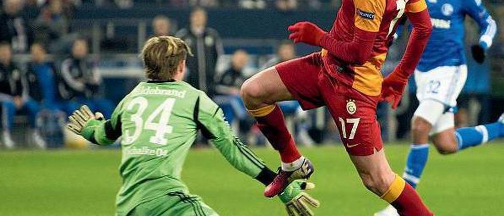 Ein Heber zum Abschied. Galatasarays Burak Yilmaz lupft den Ball an Torwart Timo Hildebrandt vorbei zum 1:2 ins Tor. Foto: AFP