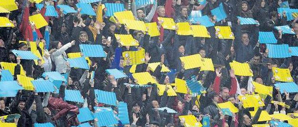 Blau und Gelb sind unsere Farben. Singen sie nicht nur in Schweden, Rumänien oder in der FDP. Sondern auch im Fußballstadion der kasachischen Hauptstadt Astana. Foto: dpa