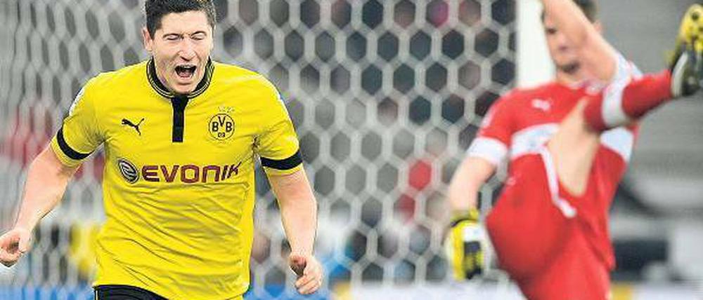 Job erledigt. Robert Lewandowski ist seiner Aufgabe als Stürmer ordnungsgemäß nachgekommen und bejubelt seinen Siegtreffer gegen den VfB Stuttgart. Foto: AFP
