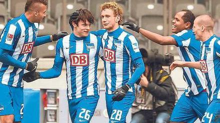Gruppe mit Schützen. Nico Schulz (2.v.l.) und Ronny (2.v.r.) erzielten gestern die Tore gegen Bochum und wurden gefeiert. Foto: dpa