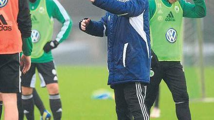 Da geht es lang. Oder besser: Soll es langgehen. Trainer Dieter Hecking hat in Wolfsburg zurzeit keinen einfachen Job.